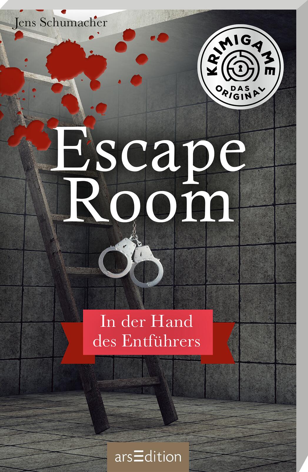 Buchcover des Spiels „Escape Room – In der Hand des Entführers“ von Jens Schumacher. Das Cover zeigt eine düstere Zelle mit grauen Wänden, einer Holzleiter und an der Wand befestigten Handschellen. Oben links sind rote Blutspritzer zu sehen. In der oberen rechten Ecke befindet sich ein Siegel mit der Aufschrift „Krimigame – Das Original“. Unten steht das Verlagslogo „arsEdition“.