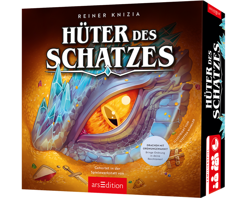 Die Verpackung des Familienspiels „Hüter des Schatzes” von Reiner Knizia zeigt ein großes, detailliertes Drachenauge, umgeben von blauen Schuppen und funkelnden Edelsteinen. Der Hintergrund besteht aus goldenem Sand mit verstreutem Schatz, wie Münzen, Kristallen und einer Schatztruhe. Das Spiel gehört zur arsEdition und verspricht ein spannendes Abenteuer mit dem Thema „Drachen mit Ordnungswahn“.