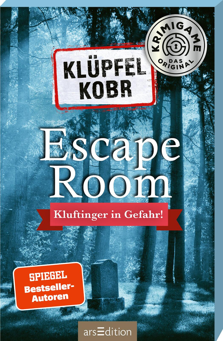 Buchcover mit blauem Waldhintergrund und einem Grabstein. Titel: „Escape Room – Kluftinger in Gefahr!“ von Klüpfel & Kobr. Oben rechts ein Siegel „Krimigame – Das Original“ und unten der Schriftzug „Spiegel Bestseller-Autoren“.