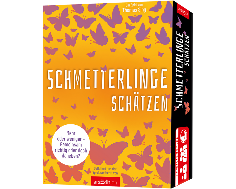 Die Verpackung des Familienspiels „Schmetterlinge schätzen“ zeigt zahlreiche lilafarbene Schmetterlinge auf einem orangefarbenen Hintergrund. Der Titel ist in einer klaren, weißen Schrift gestaltet. Das Spiel von Thomas Sing gehört zur arsEdition und lädt dazu ein, gemeinsam zu schätzen, ob man richtig liegt oder doch daneben. Es bietet eine spielerische Herausforderung für alle, die Spaß am Raten und Taktieren haben.