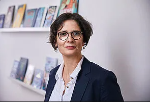 Zu sehen ist die Verlegerin von arsEdition, Dagmar Becker-Göthel.