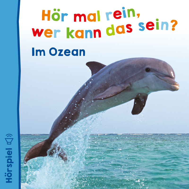 Ein lebhafter Delfin springt aus dem Ozean unter einem klaren blauen Himmel. Der Text „Hör mal rein, wer kann das sein? Im Ozean“ steht oben in bunten Buchstaben. Links ist ein Lautsprechersymbol zu sehen.