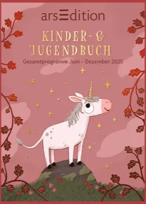 Werbung für das arsEdition-Gesamtprogramm ‚Kinder- & Jugendbuch‘, gültig von Juni bis Dezember 2025. Die Illustration zeigt ein lächelndes Einhorn mit rosa Fell und goldfarbenem Horn, das auf einem grünen Hügel steht. Der Hintergrund ist in Rosa- und Rottönen gehalten, verziert mit herbstlichen Zweigen, Blättern und kleinen goldenen Sternen.