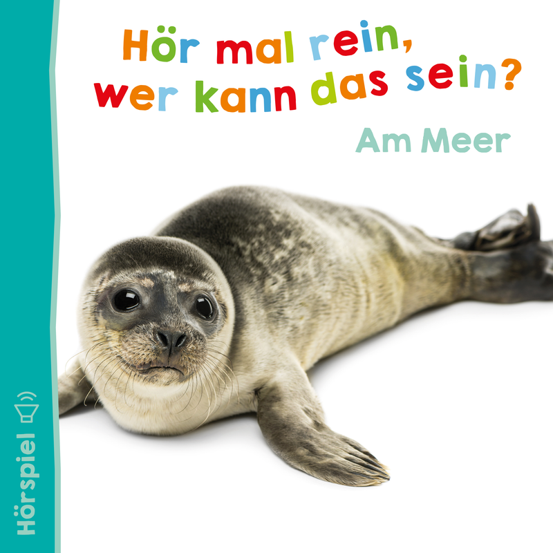 Eine Robbe liegt seitlich auf einem weißen Hintergrund. Der Text „Hör mal rein, wer kann das sein? Am Meer“ steht oben in bunten Buchstaben. Links ist ein Lautsprechersymbol zu sehen.