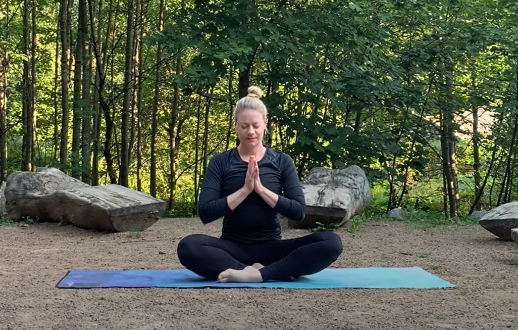 Video laden: In dem Video werden Yogaübungen von einer Frau ausgeführt.