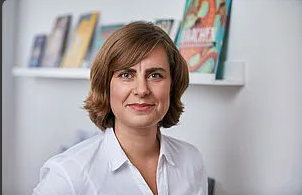 Zu sehen ist die kaufmännische Geschäftsleitung von arsEdition, Rebecca Roscher.