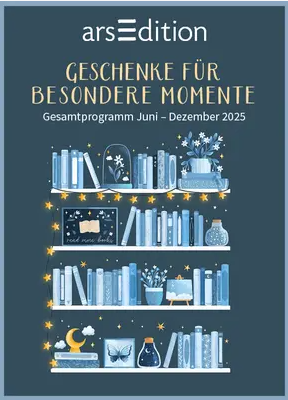 Werbung für das arsEdition-Gesamtprogramm ‚Geschenke für besondere Momente‘, gültig von Juni bis Dezember 2025. Die Illustration zeigt vier Bücherregale, gefüllt mit Büchern, Pflanzen und dekorativen Elementen wie Sternen, einer Kerze, einem Mond und einem Schmetterling, alles in Blau- und Goldtönen gehalten. Der Hintergrund ist dunkelblau und strahlt eine ruhige, elegante Atmosphäre aus.