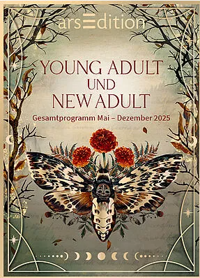 Werbung für das arsEdition-Gesamtprogramm ‚Young Adult und New Adult‘, gültig von Mai bis Dezember 2025. Das Design zeigt eine kunstvolle Illustration mit einem stilisierten Nachtfalter, verziert mit roten Blumen und floralen Elementen. Der Hintergrund ist in natürlichen Beige- und Brauntönen gehalten, umrahmt von Zweigen, Blättern und einem goldenen Rahmen. Am unteren Rand sind Mondphasen als dekoratives Element abgebildet.