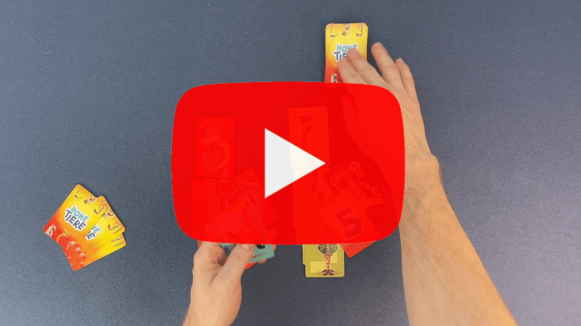 Video laden: Im Video wird das Spiel Hohe Tiere von arsEdition erklärt. Dabei sieht man einen Tisch von oben und Hände, die die Karten zeigen und wie mit ihnen zu spielen ist.