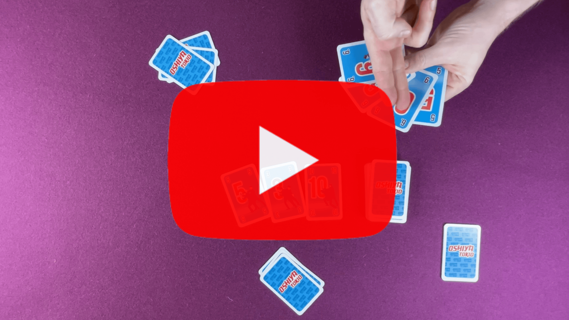Video laden: Im Video wird das Spiel Oshiya von arsEdition erklärt. Dabei sieht man einen Tisch von oben und Hände, die die Karten zeigen und wie mit ihnen zu spielen ist.