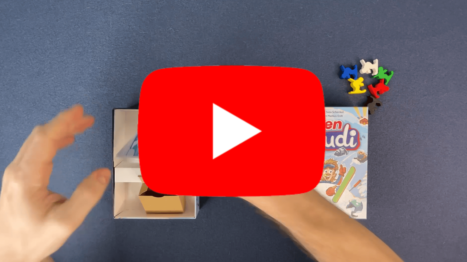 Video laden: In dem Video wird das Spiel Pistengaudi erklärt. Dabei sieht man Hände, die von oben gefilmt werden und den Inhalt des Spieles zeigen.