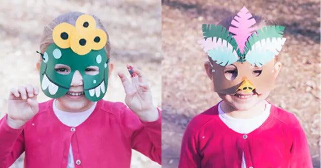 Kinder tragen selbstgebastelte Tier- und Pflanzenmasken.