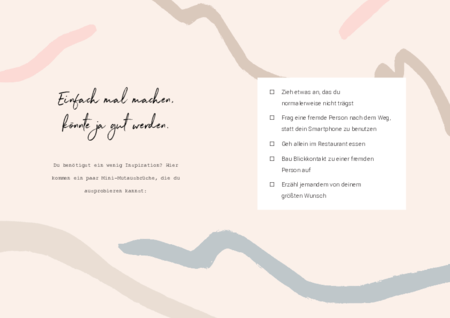 Eine Seite mit der Überschrift „Einfach mal machen, könnte ja gut werden.“ Links steht ein motivierender Text, der dazu auffordert, Inspiration für mutige Handlungen zu finden. Rechts ist eine Liste mit Kästchen zum Abhaken, die kleine Mutproben wie „Zieh etwas an, das du normalerweise nicht trägst“ und „Frag eine fremde Person nach dem Weg“ enthält. Der Hintergrund zeigt abstrakte, geschwungene Linien in sanften Pastelltönen.