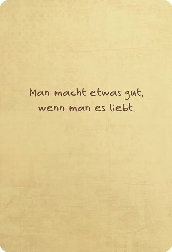 Hellbeiges Bild mit dem handgeschriebenen Zitat: „Man macht etwas gut, wenn man es liebt.“