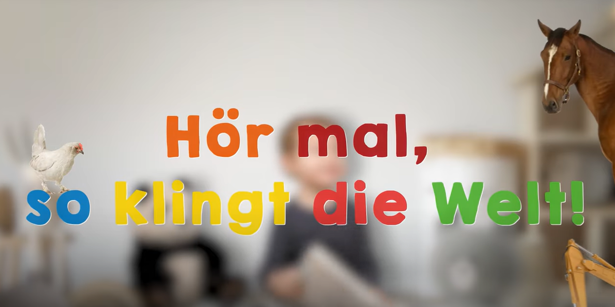 Video laden: Ein Kind spielt mit dem Buch und sieht es sich näher an.