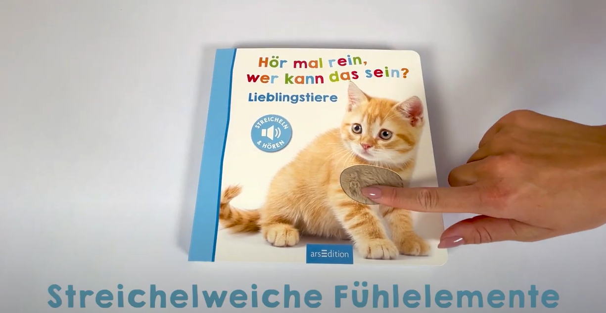 Video laden: Das Buch wird vorgestellt und es werden die einzelnen Tiere gedrückt, die dann Geräusche von sich geben. Zum Beispiel miaut die Katze, wenn man ihr Fell streichelt.