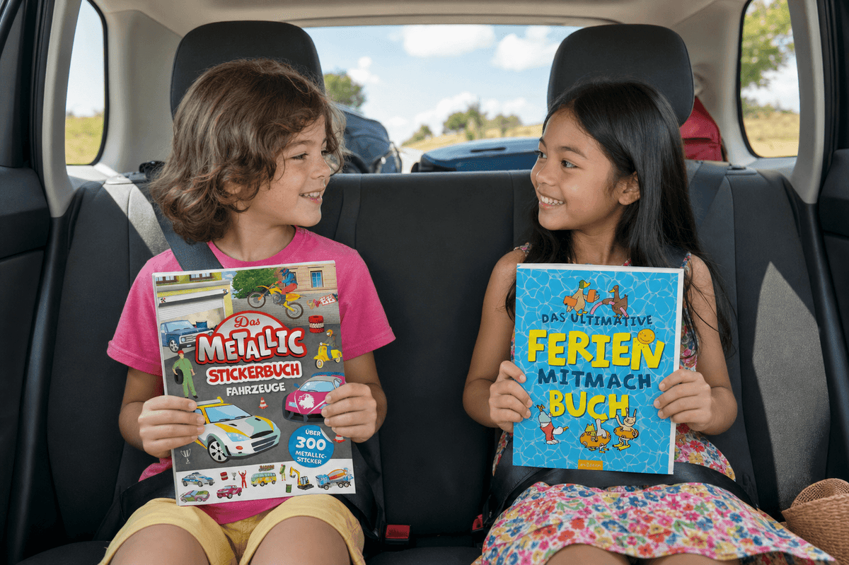 Zwei Kinder sitzen angeschnallt auf der Rückbank eines Autos. Der Junge hat braune Haare und trägt ein rosa T-Shirt und hält ein Stickerbuch, das Mädchen mit schwarzen Haaren ein Ferien-Mitmachbuch. Durch die Fenster ist eine sommerliche Landschaft zu sehen. Das Bild wurde mithilfe von KI erstellt.