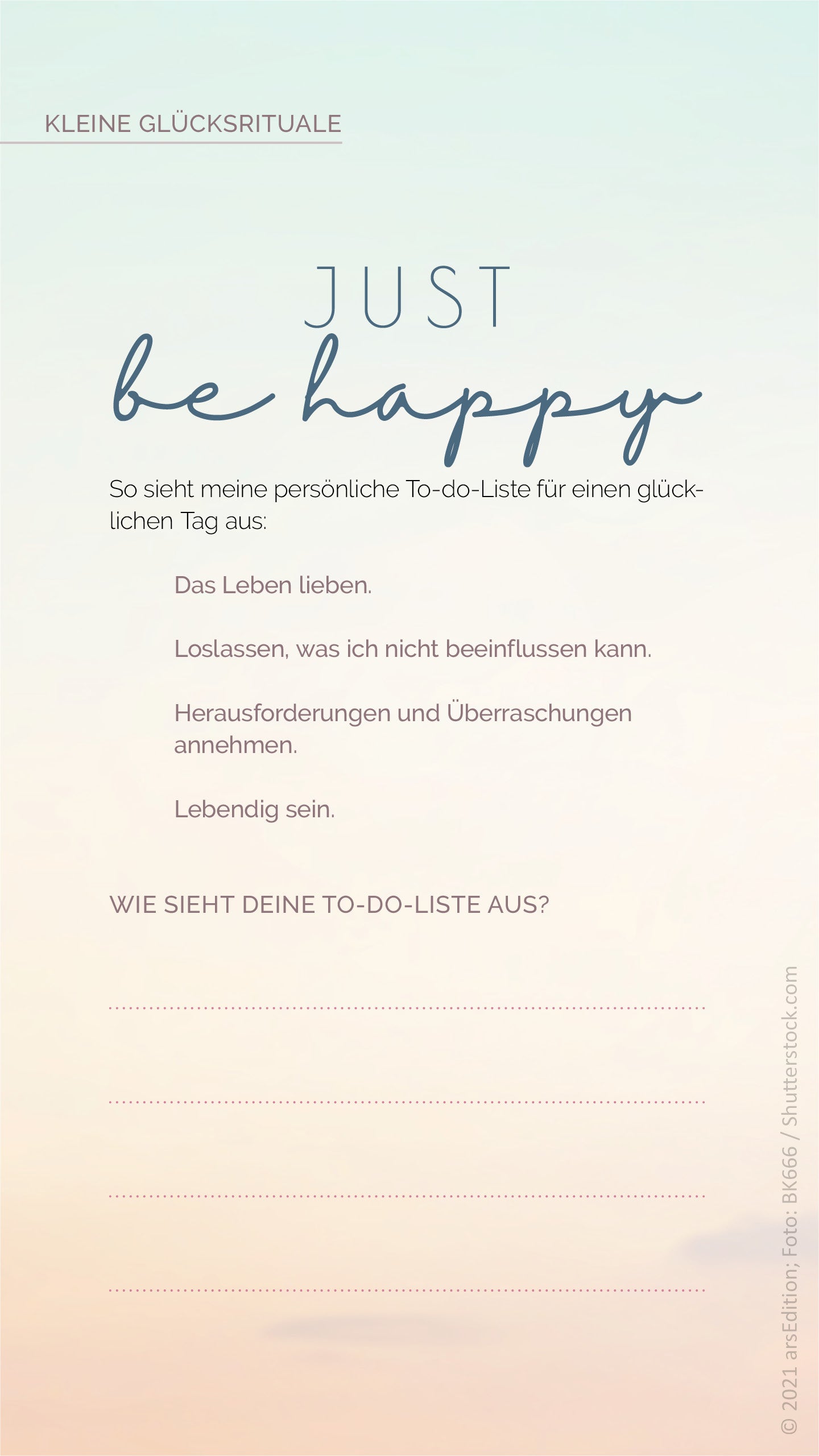 Motivationsbild mit dem Titel 'Kleine Glücksrituale'. Überschrift: 'Just be happy' in großen, geschwungenen Buchstaben.  Der Hintergrund ist ein sanfter Farbverlauf in Pastelltönen von Blau zu Apricot, der an einen Sonnenaufgang erinnert.