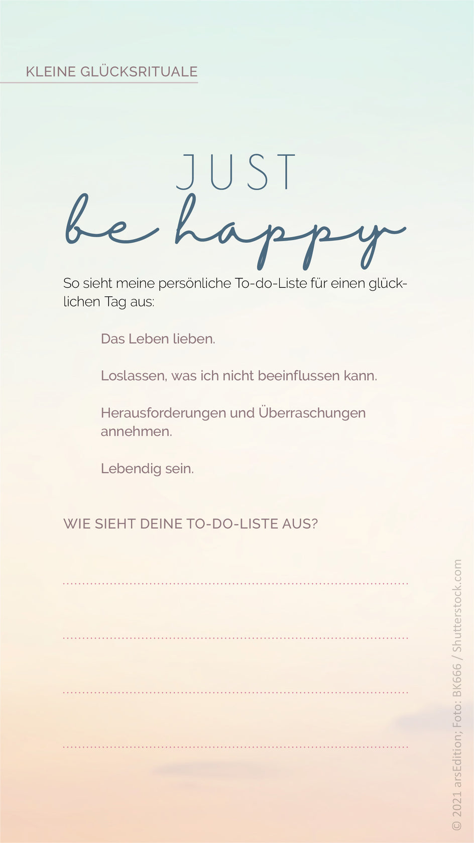 Motivationsbild mit dem Titel 'Kleine Glücksrituale'. Überschrift: 'Just be happy' in großen, geschwungenen Buchstaben.  Der Hintergrund ist ein sanfter Farbverlauf in Pastelltönen von Blau zu Apricot, der an einen Sonnenaufgang erinnert.