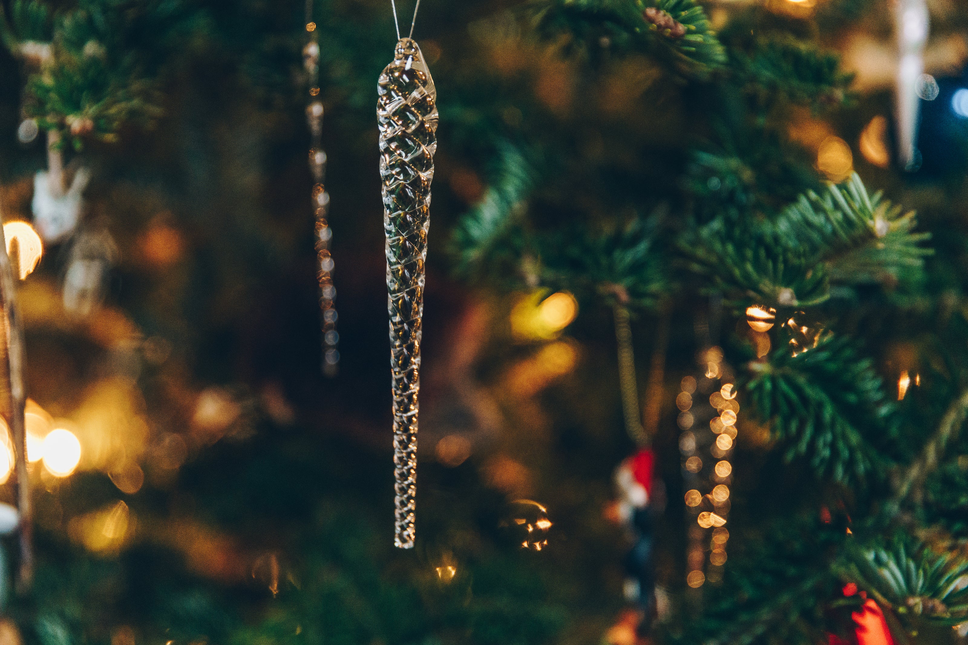 Man sieht einen Tannenbaum und etwas Deko. 