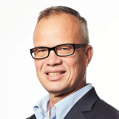 Zu sehen ist ein Portrait von Marco Kroenfeld