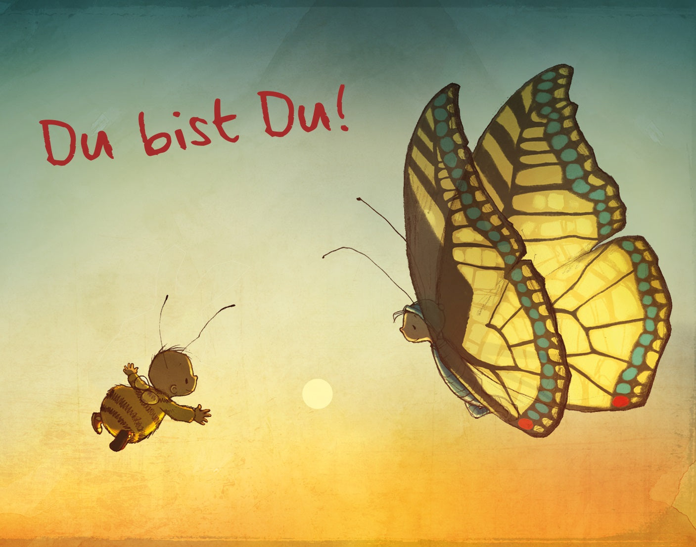 Eine kleine Hummel in einem gestreiften Pullover fliegt auf einen großen, leuchtenden Schmetterling zu. Im Hintergrund ist ein Sonnenuntergang mit einem warmen Farbverlauf. Der rote Schriftzug ‚Du bist Du!‘ steht oben im Bild.