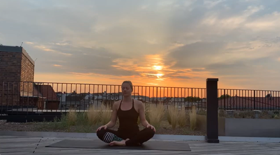 Video laden: In dem Video werden Yogaübungen von einer Frau ausgeführt.