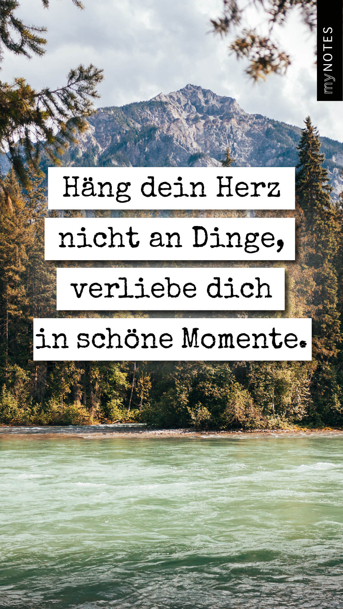Ein klarer Fluss vor einer Waldlandschaft mit einem Berg im Hintergrund. Über dem Bild steht der Text: 'Häng dein Herz nicht an Dinge, verliebe dich in schöne Momente.'