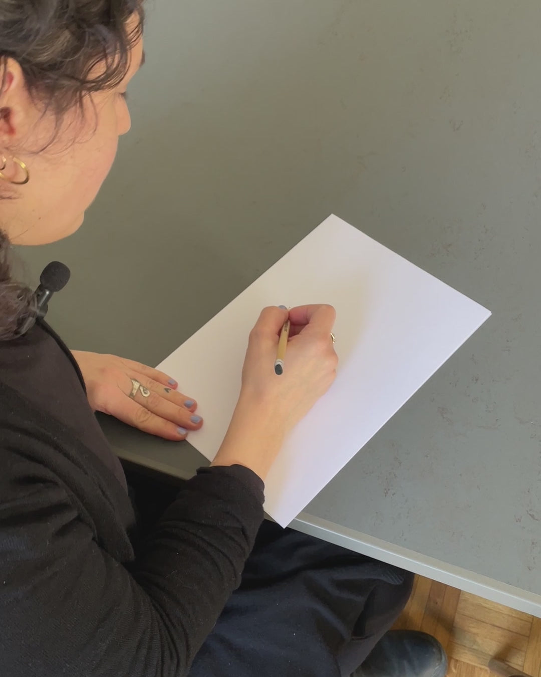 Video laden: Eine Illustratorin zeichnet eine Figur aus der Reihe PS: Du bist die Beste