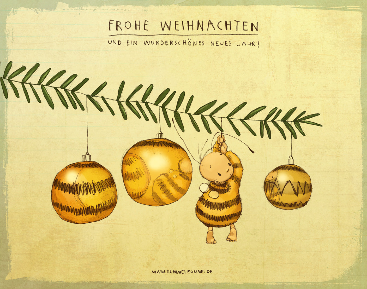 Eine kleine Hummel in einem gestreiften Pullover steht unter einem Tannenzweig, an dem goldene Christbaumkugeln mit Streifenmuster hängen. Darüber steht ‚Frohe Weihnachten und ein wunderschönes neues Jahr!‘.